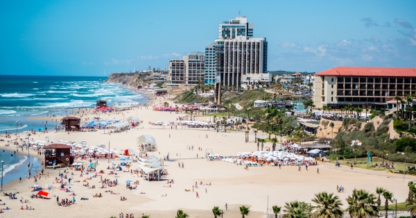 חוף פרטי או טיילת? מיקונוס מול נתניה והרצליה – המלונות ששווה לשים על הרדאר