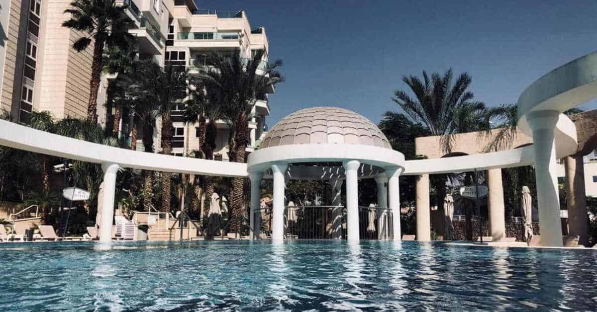 דירה יפה בבית מגורים עם בריכת שחיה, אילת