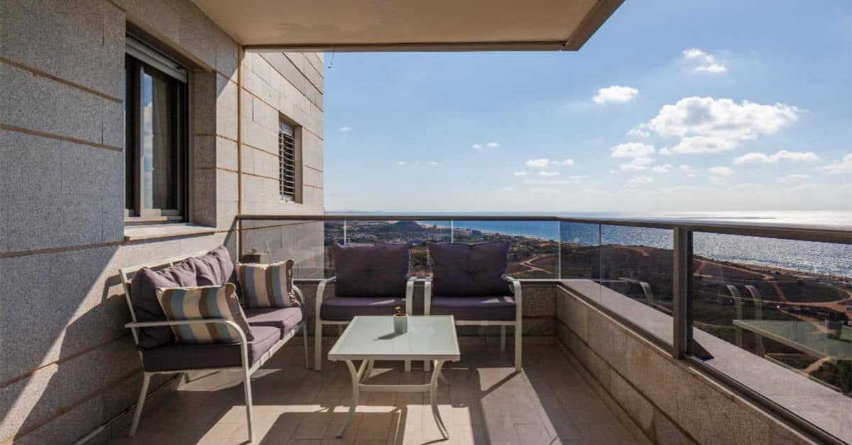 דירת יוקרה מיני פנטהאוז עם שלושה חדרי שינה, מיקום מדהים ונוף לים ולחוף, בת ים