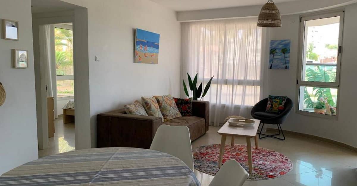 דירה יפה בבית מגורים עם בריכת שחיה, אילת