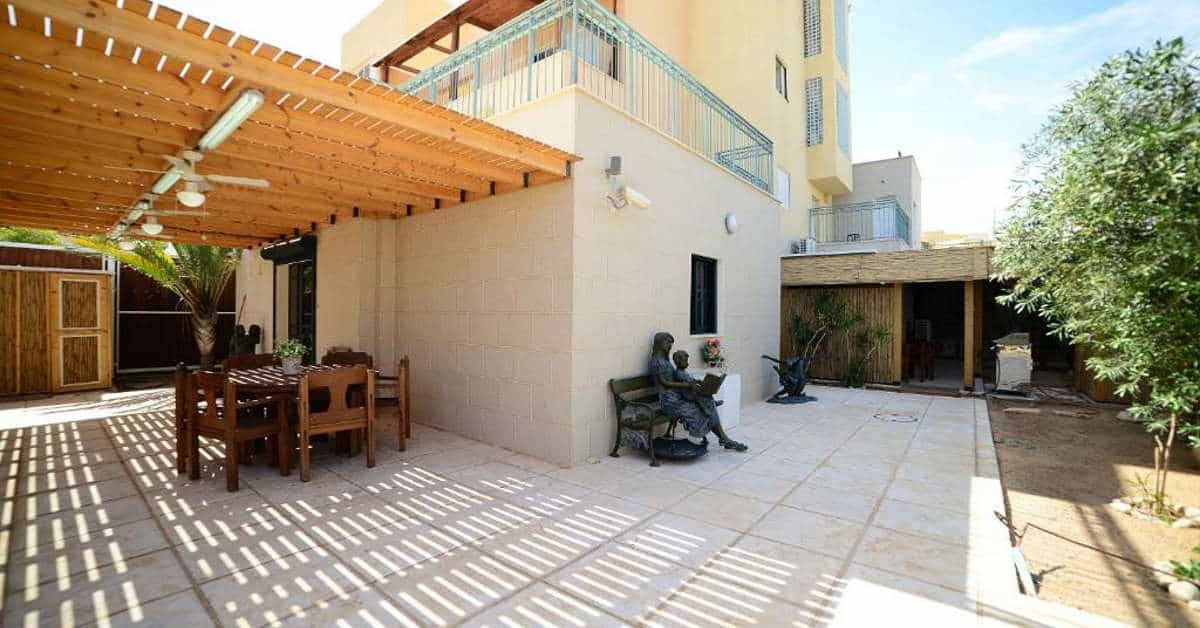 דירת גן עם 3 חדרי שינה וסלון בריכה מחוממת בתוספת תשלום 200 שח ליום, אילת