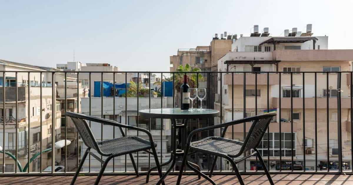 דירה יוקרתית עם 2 חדרי שינה, מרפסת וחניה – ליד החוף תל אביב