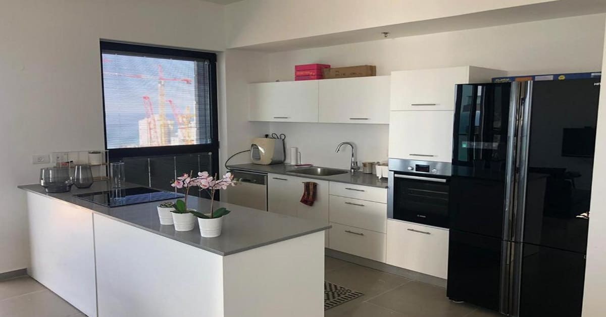 דירת יוקרה עם שלושה חדרים והנוף הטוב ביותר לים, בת ים