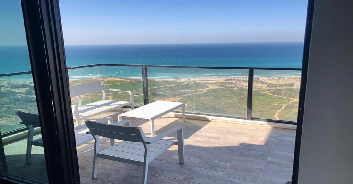 דירת יוקרה עם שלושה חדרים והנוף הטוב ביותר לים, בת ים
