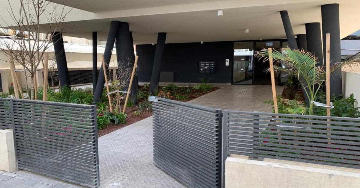 דירה מרווחת ומעוצבת עם 2 חדרי שינה, מרפסת וחניה, תל אביב