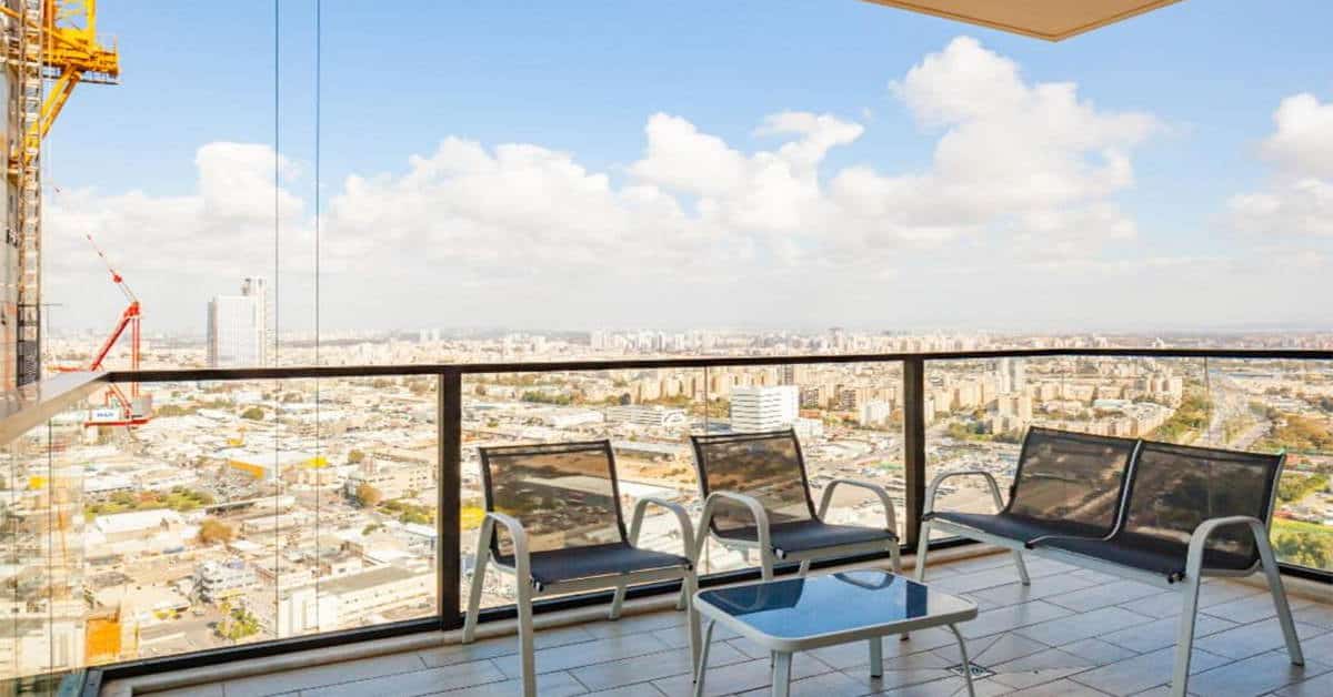 דירה עם 3 חדרי שינה במגדל יוקרה עם נוף לחוף, קומה גבוהה, או אנד או גרופ בת ים