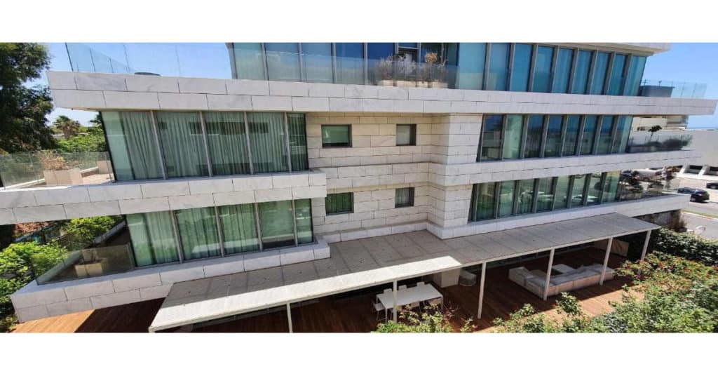 דירת 2 חדרים עם בריכה בהרצליה
