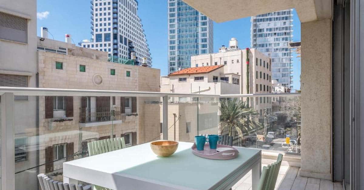 דירת 3 חדרי שינה עם מרפסת וחניה ליד בננה ביץ' תל אביב