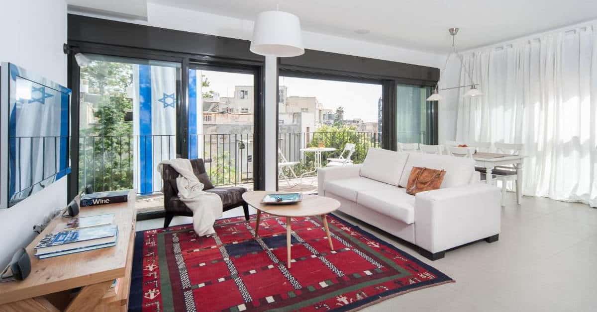 דירה ליד רוטשילד עם חניה ומרפסת, תל אביב
